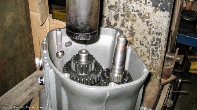 pressing-gear-shafts-transmission-bmw-airhead